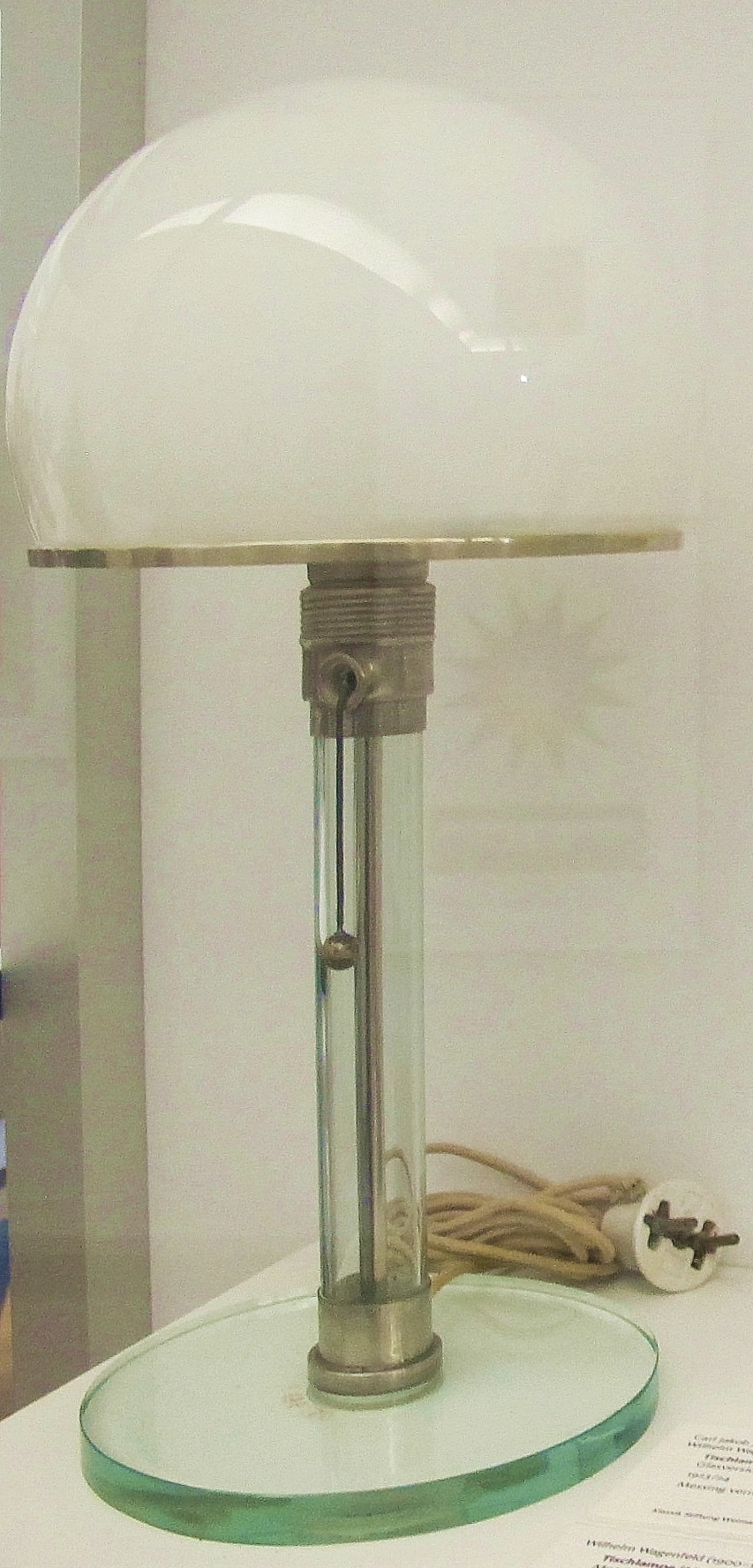 Tischlampe di Carl Jakob Jucker (left, 1923-24) e di Wilhelm Wagenfeld (right, 1924) (cropped)